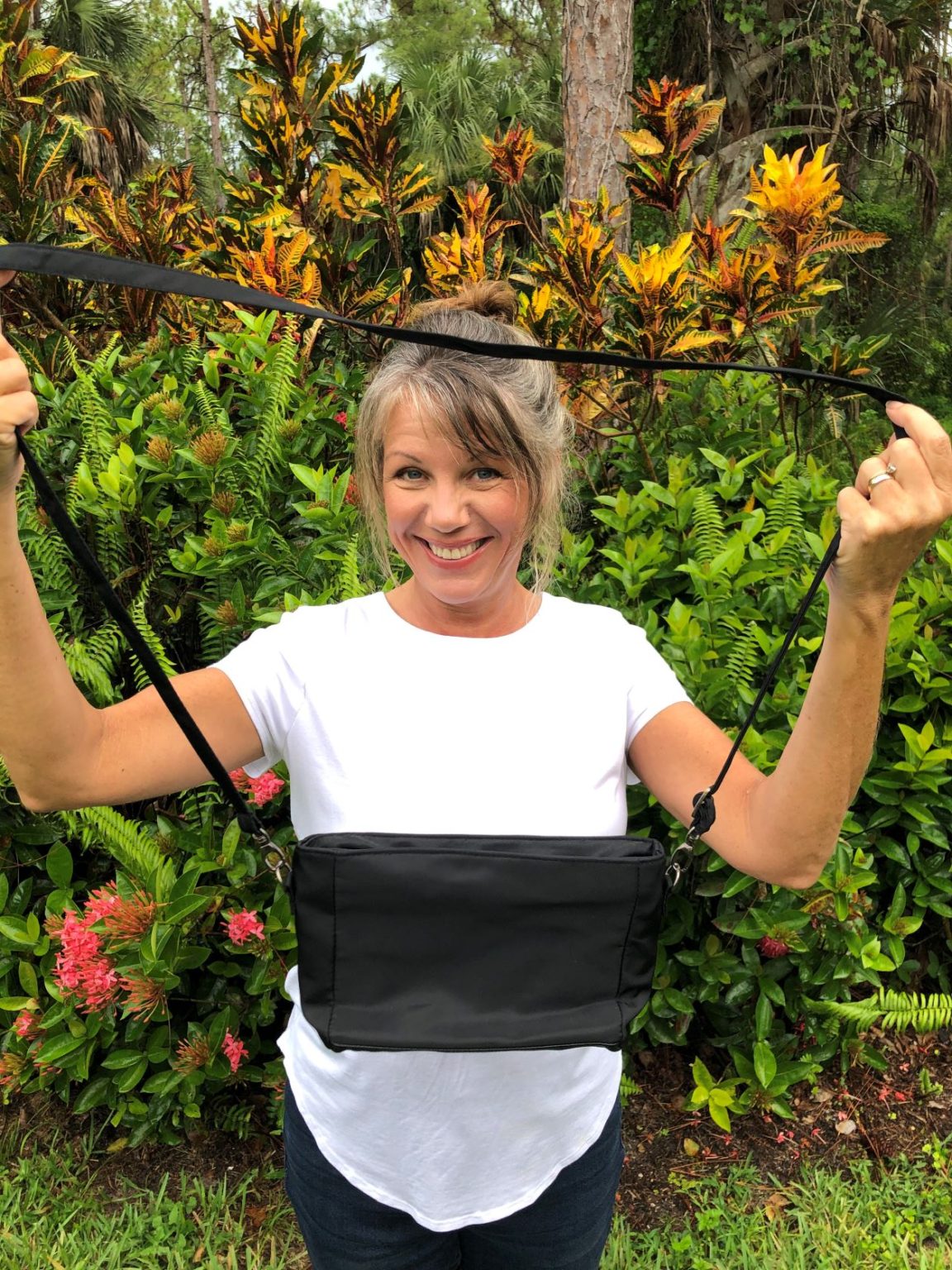 Easy Hack for Turning a Purse into a Backpack in 3 Seconds Flat