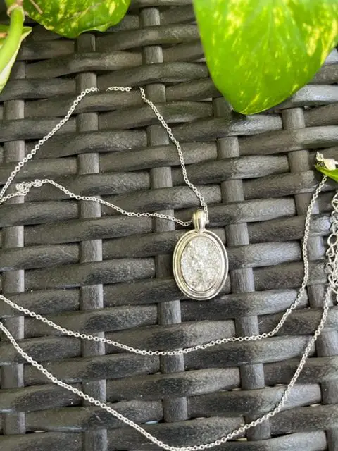 Jeslyn crystal necklace lilla rose